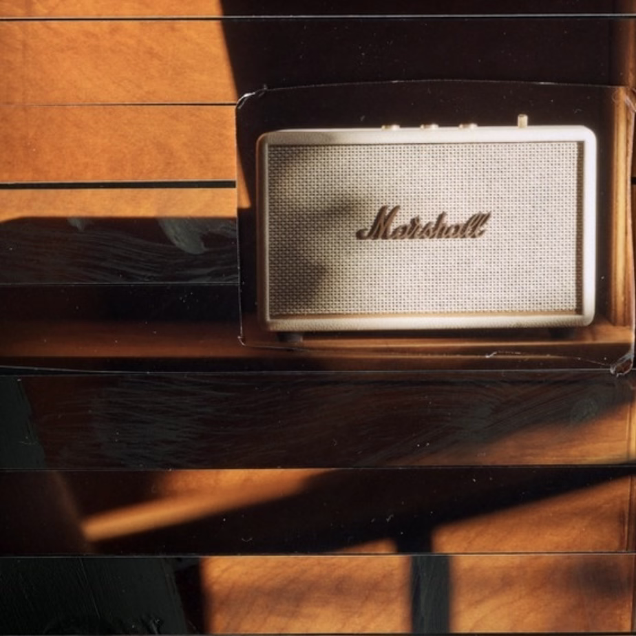 Колонка Marshall Stanmore III Cream на тумбі